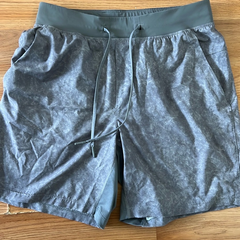 Lululemon T.H.E shorts 7” size M in grey Linerless